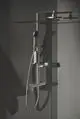 Duschsystem von Ideal Standard mit Aluminiumoberfläche, integrierten Ablagen und einem Brausearm. Wandmontage, kombiniert mit Kopfbrause und Handbrause.